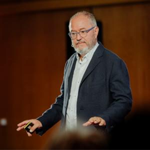 Escucha Conferencias Enric Corbera en la aplicación