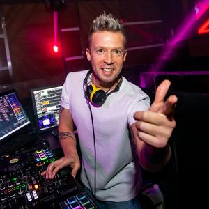 Escucha Cristian Gil Dj - Remixes en la aplicación