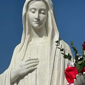 Escucha Reflexiones de los Mensajes de la Virgen Maria en Medjugorje en la aplicación